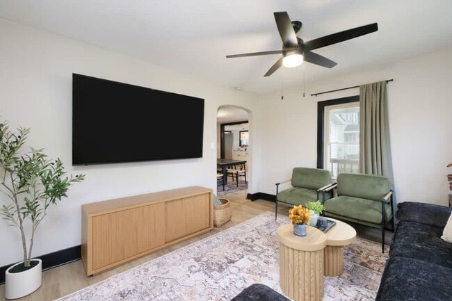 Photo - 303 E Washington St Unidad SI ID1496088P