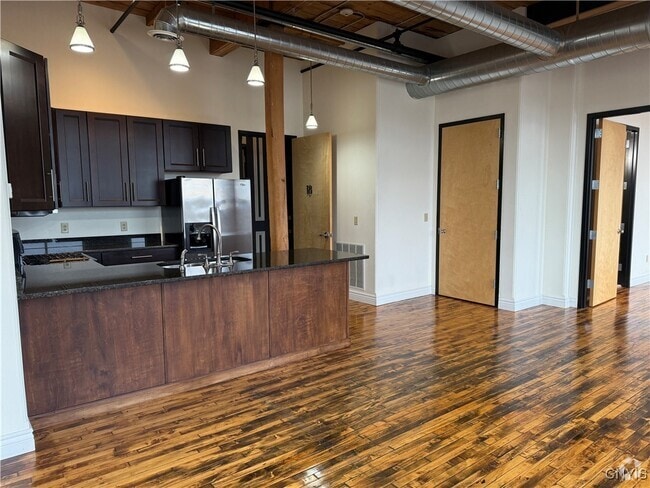 Building Photo - 421 Broad St Rental