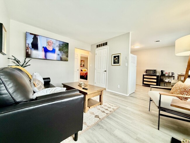 Photo - Cozy Two Bedroom Apartment in the City Center