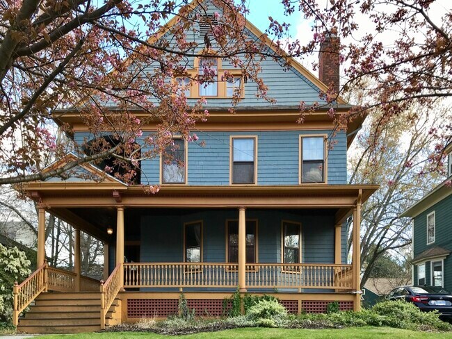 Building Photo - 81 Fern St Unit 3rd Floor