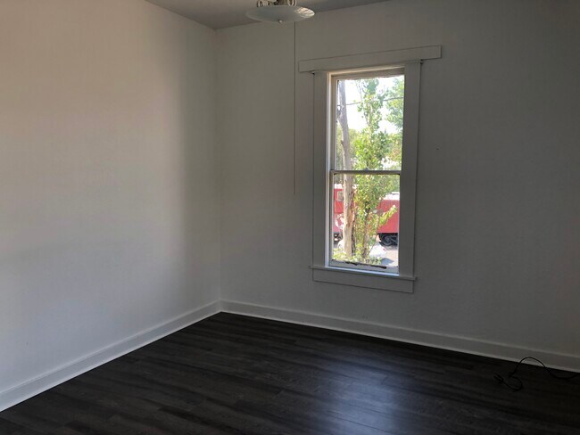 Photo - 125 NE Whitman St