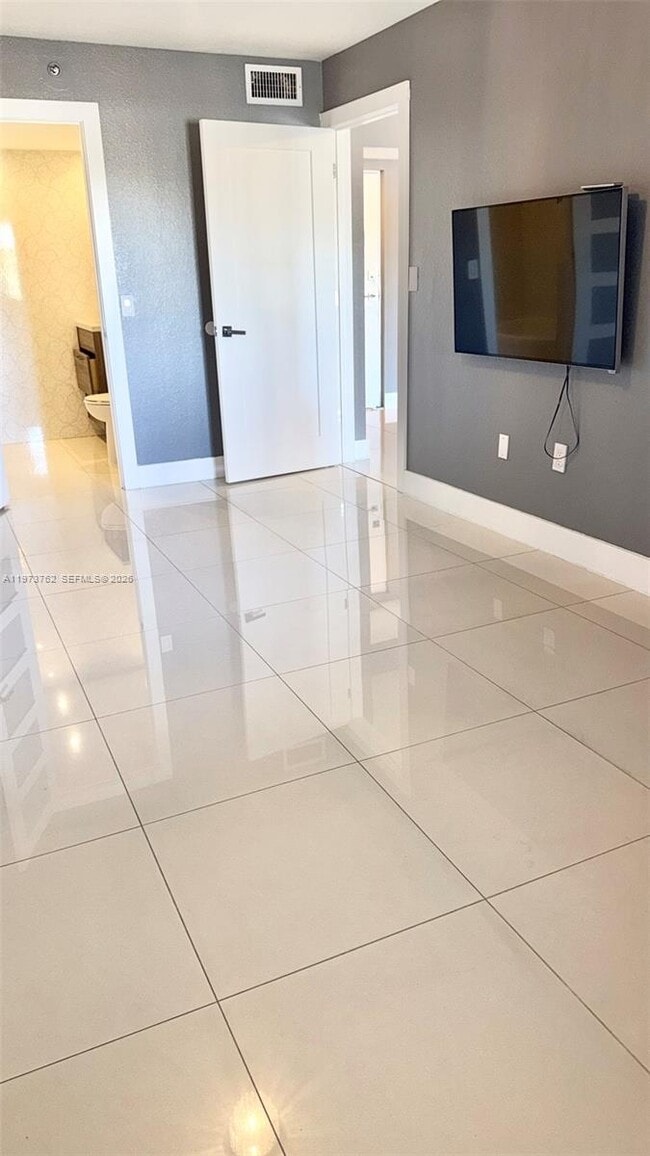 Photo - 637 SW 3rd St Unidad 304