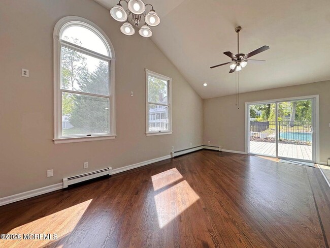 Photo - 405 Old Bridge Rd