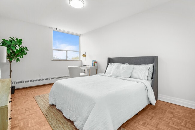 Building Photo - FULLY RENOVATED 1BD  - Prime Etobicoke Unit 1 BD