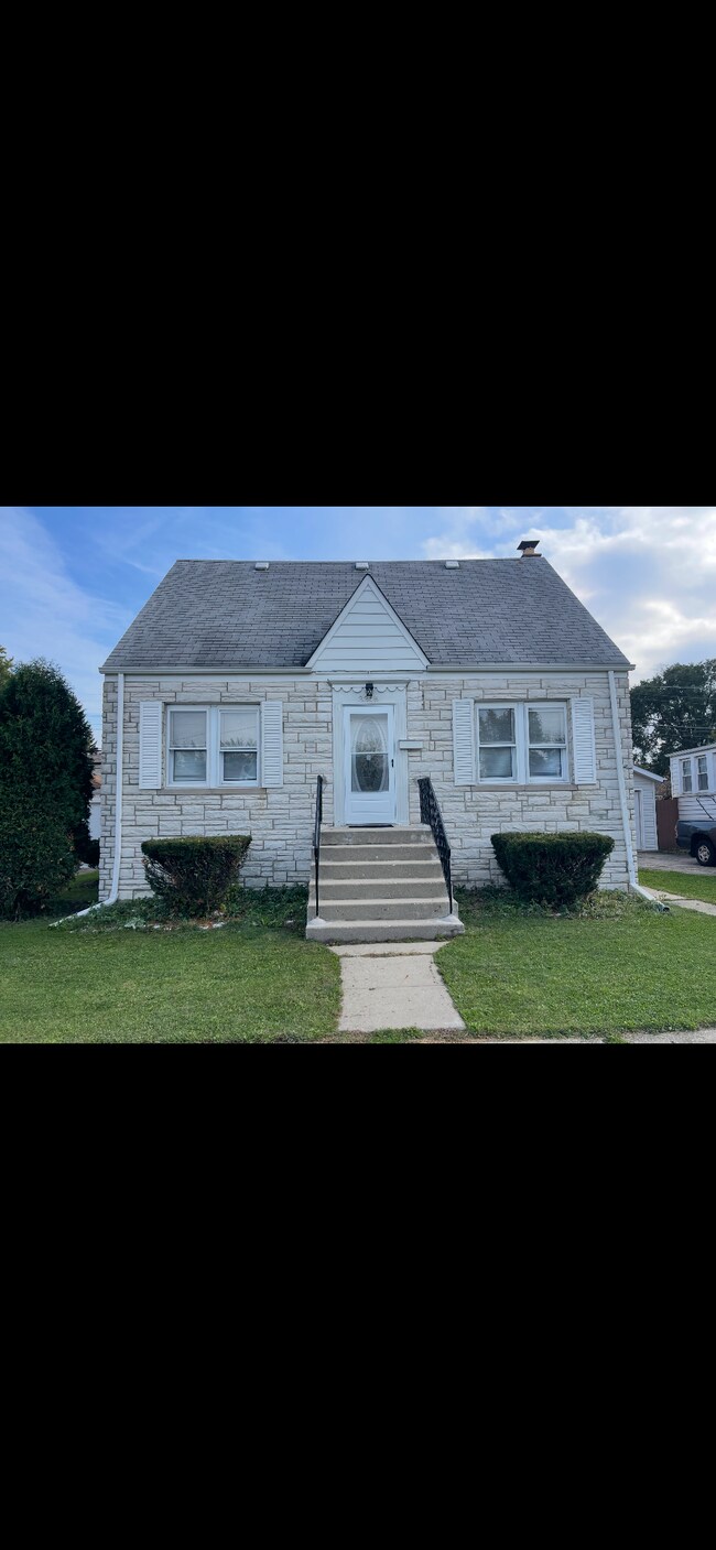 Building Photo - 3345 N Oleander Ave Unit #2nd floor
