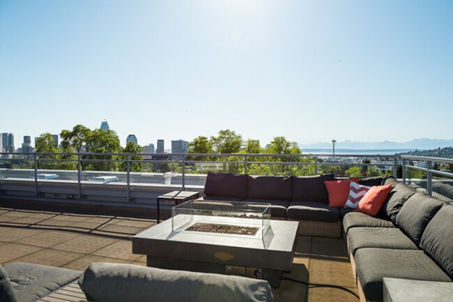 Photo - 1321 E John St Unit 402