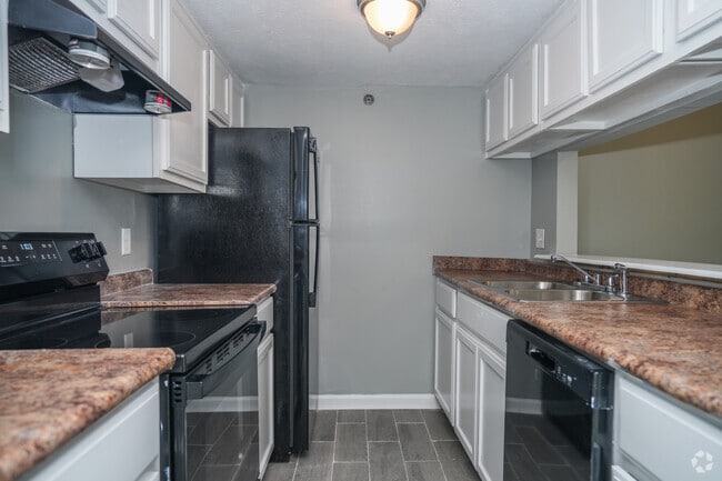 1BR, 1BA - 625SF - Kitchen - The Retreat at Lakeside Apartments
