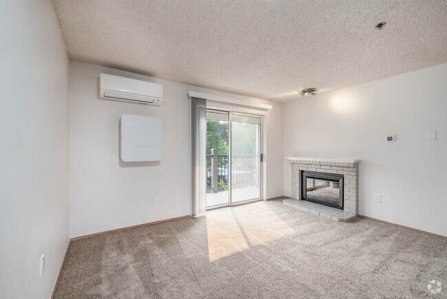 3BR, 2BA - 1,013SF - Living Room