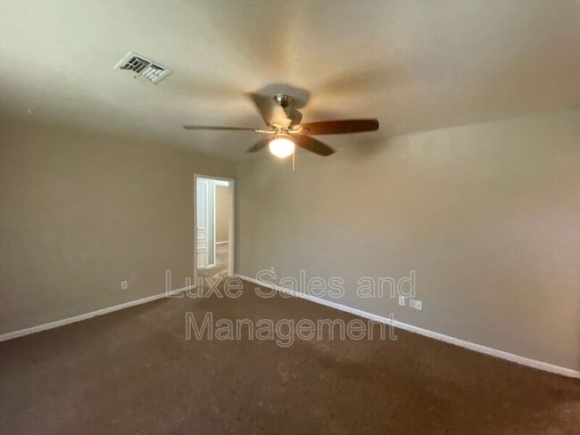 406 W Douglas Dr
