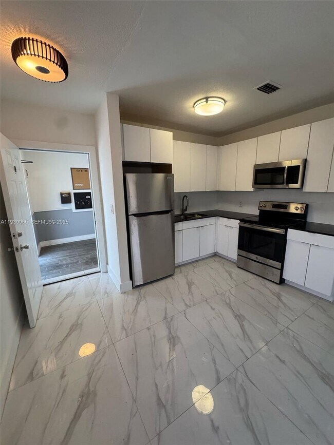 Photo - 5731 NE 18th Ave Unidad 4