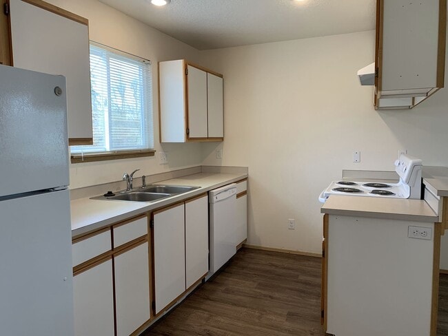 Photo - 3 bedroom, 2 1/2 bath home in quiet Scappo...