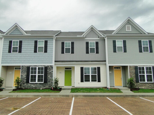 Building Photo - Beautiful 3 Bedroom, 2.5 Bathroom Townhome in NE Raleigh!