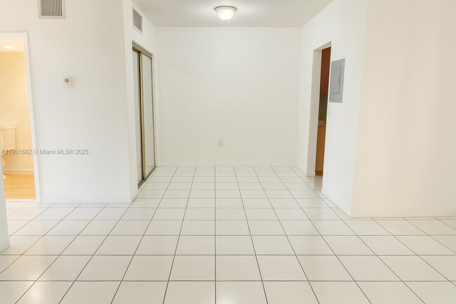 Photo - 1475 NE 125th Terrace Unidad 307-BI