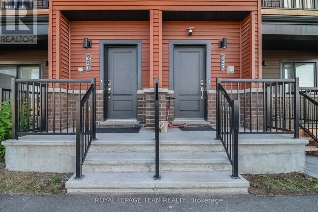 Photo - 620 Parnian Private