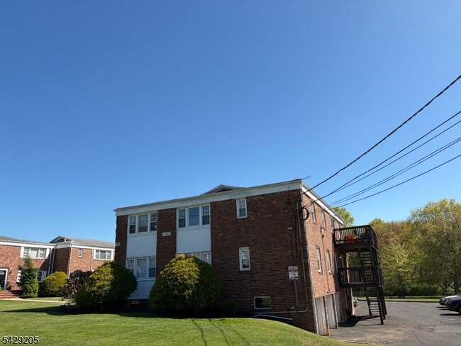 Building Photo - 6 Columbia Dr Unit 1A