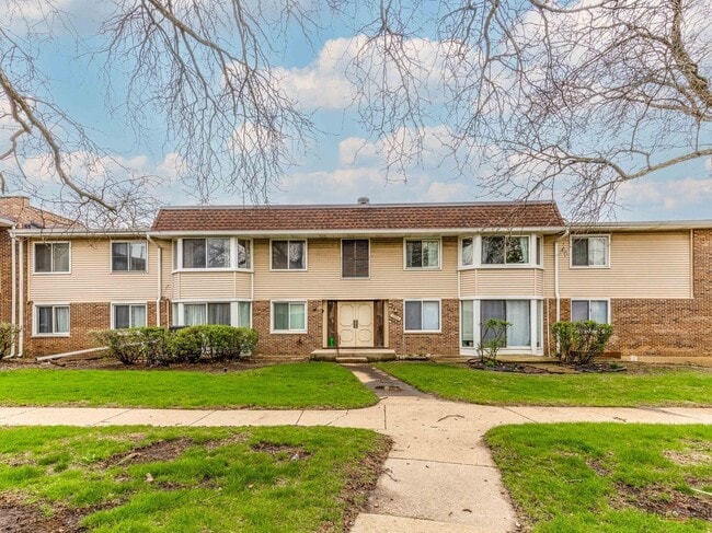 Building Photo - 3004 Roberts Dr Unit 8