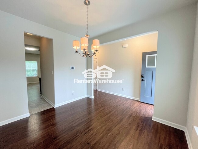 Photo - 728 Rosewell Ave