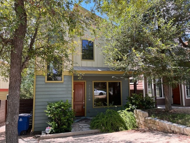 Building Photo - Modern Townhouse Near Mueller