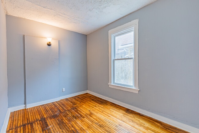 Photo - 383 Champlain St