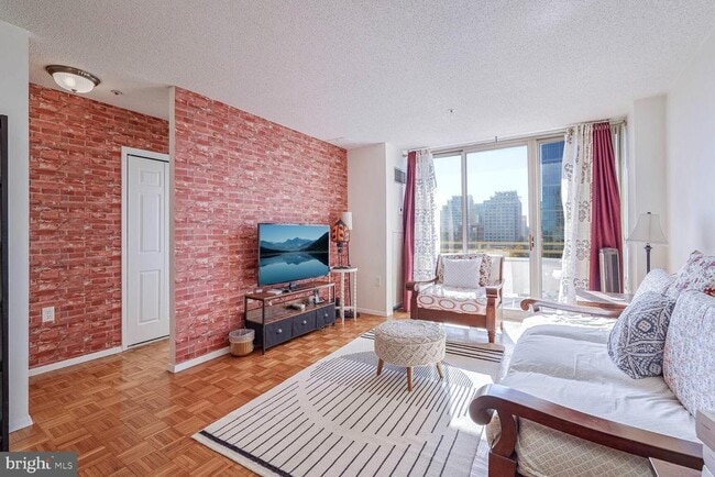 Building Photo - 4801 Fairmont Ave Unit 904