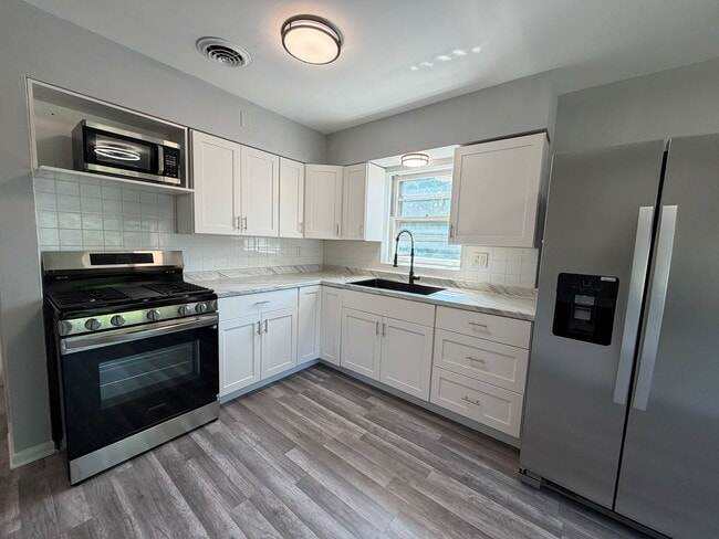 Building Photo - 5558 W Wilson Ave Unit 2 FL