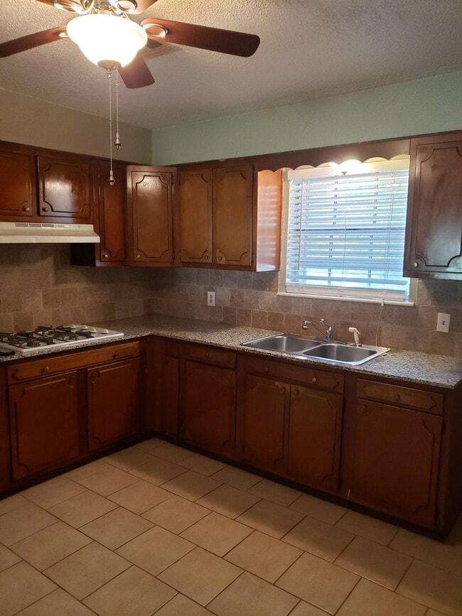 Photo - 652 Lotus Ave