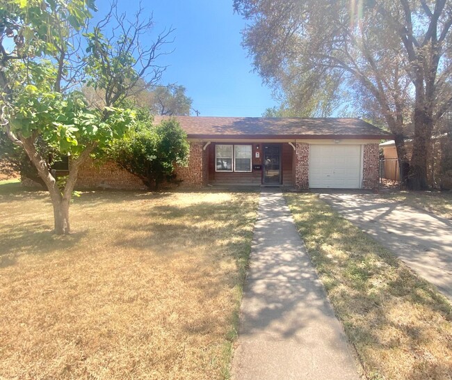 Building Photo - MOVE IN SPECIAL - $500 off second month's ... Rental