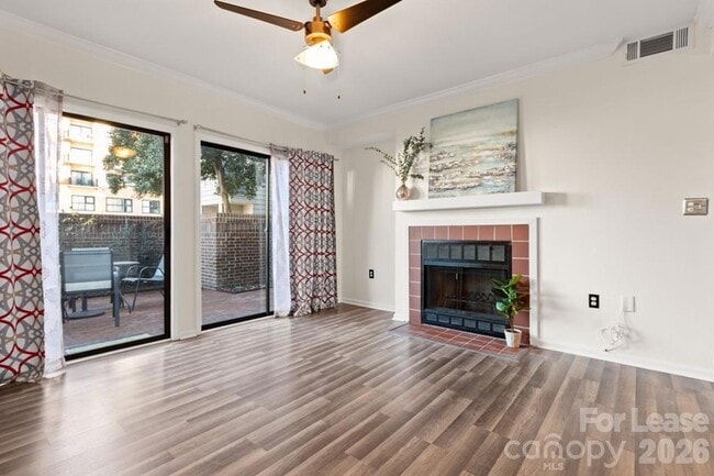 Photo - 212 W 10th St Unidad 4