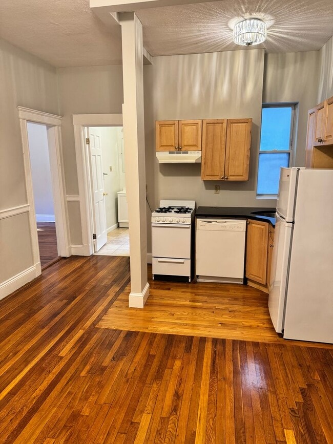 Building Photo - 2Bed/1Bath in Allston