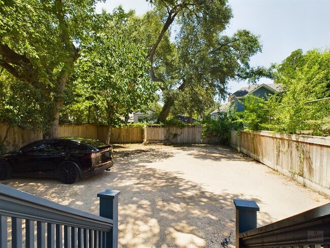 Photo - 705 E 32nd St