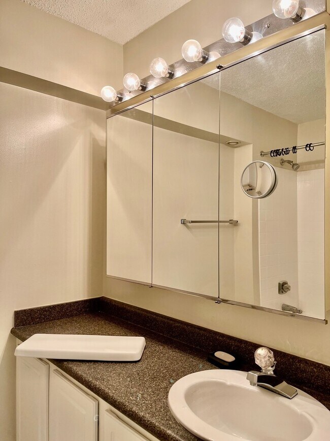 Photo - 10 E Ontario St