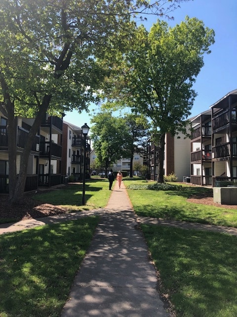 Well kept grounds - 22 Wells Ct Unit 22