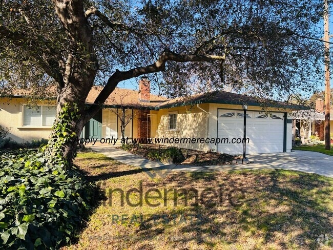 Building Photo - Charming 2 bedroom with HUGE yard in beaut... Rental