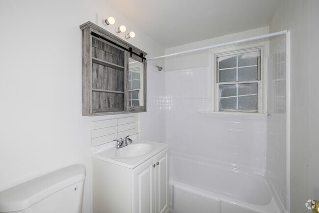 1BR, 1BA - 514SF - Bathroom