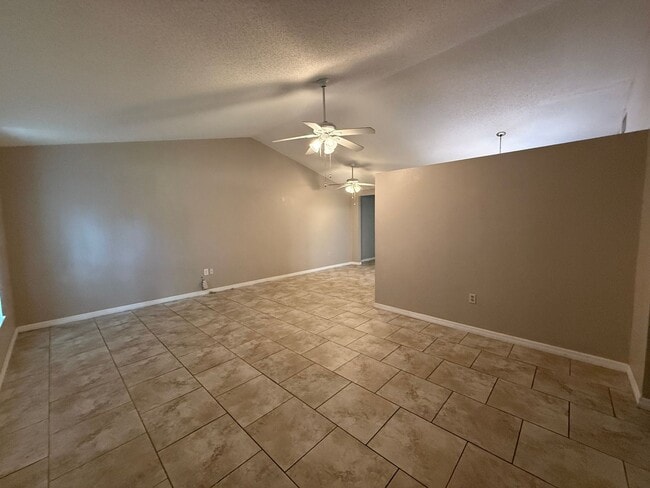Photo - Spacious 2 Bedroom, 2 Bath, 2 car garage Home For Rent in New Port Richey!