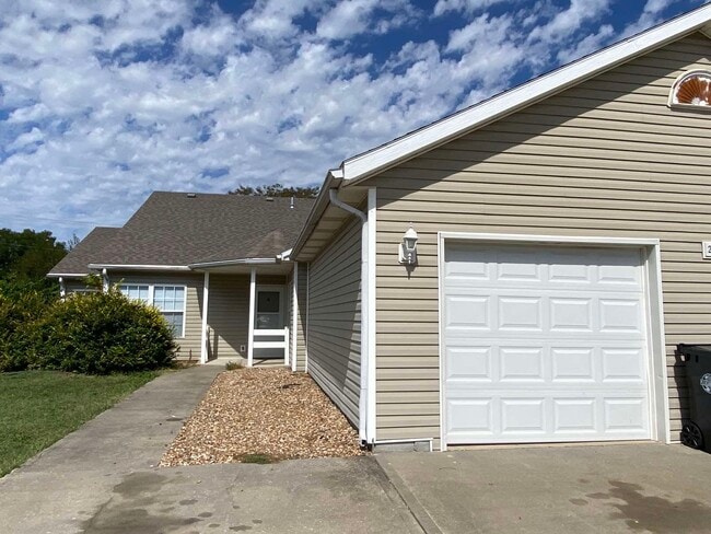 Building Photo - 2127 Highridge Dr Unit A