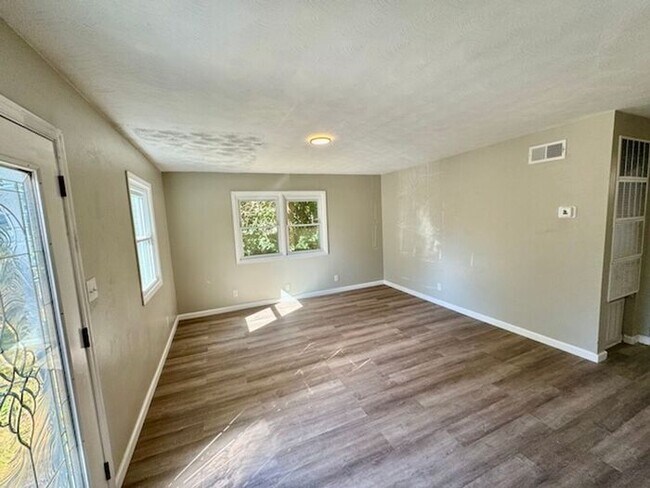 Photo - MOVE IN SPECIAL