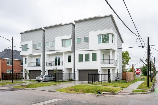 Building Photo - 2102 Live Oak St Rental
