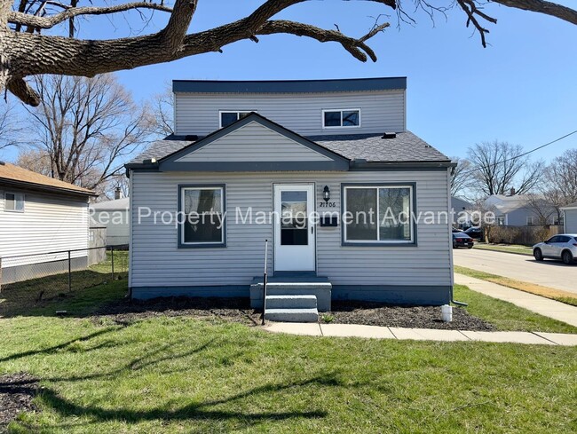 Building Photo - Beautifully Updated 3-Bedroom with Large O... Rental
