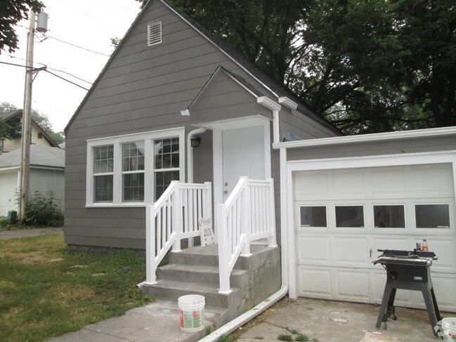 Building Photo - BCR Quaint One Bedroom Wood Floors Beautiful Rental