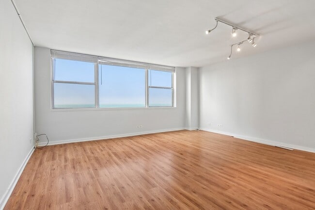 Photo - 6301 N Sheridan Rd