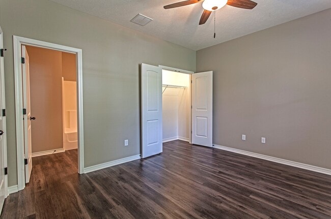 Building Photo - 3 Bed / 3 Bath 1200sqft House