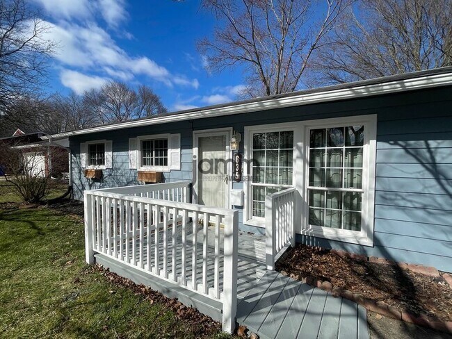Photo - 635 Yacavona St