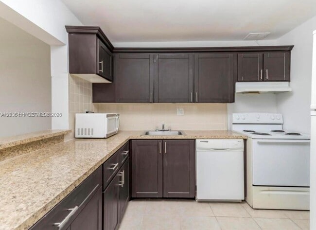 Building Photo - 7900 Fairview Dr Unit 105