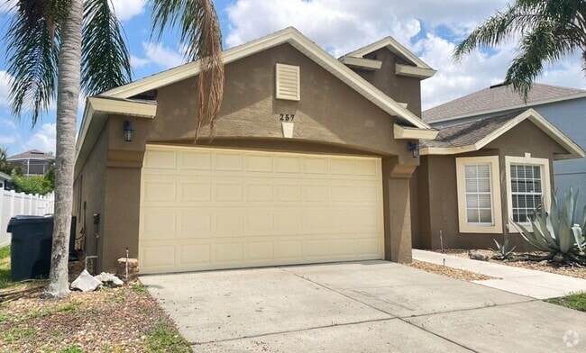 Building Photo - 4 BR 3 BA POOL HOME Highlands ...