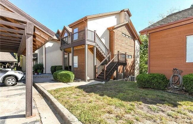 Building Photo - SEE IT NOW: Charming 2-Bedroom Condo in a ...