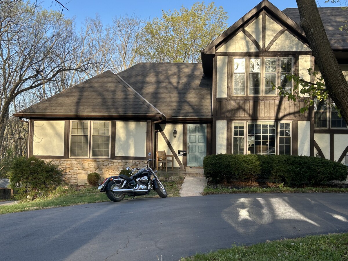 Apartment and entrance - 10950 Glen Arbor Rd