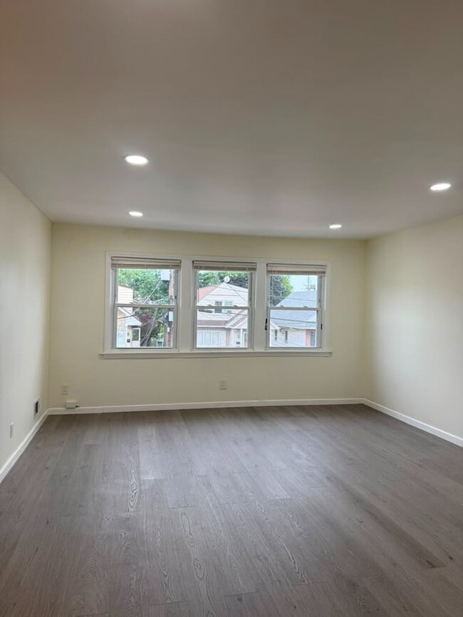 Building Photo - 10 Briarwood Rd Unit 2