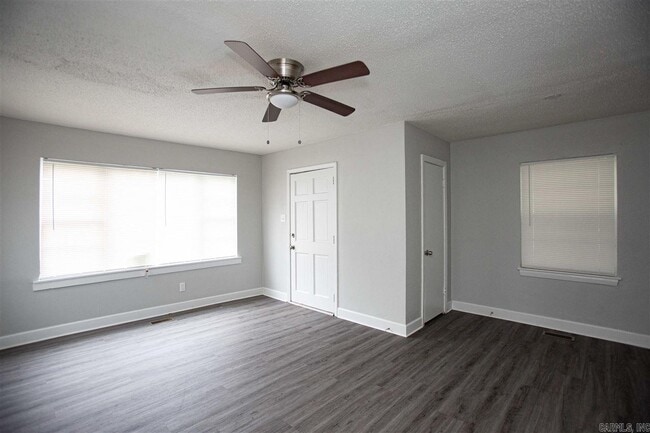 Photo - 123 Saunders Dr