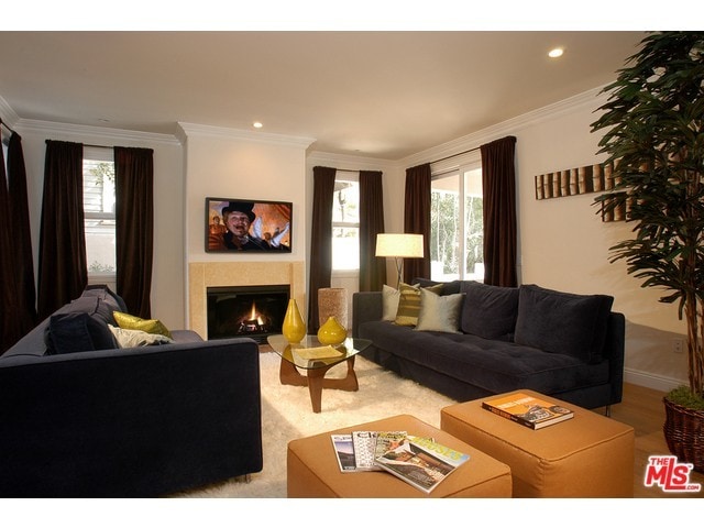 Sala de estar con chimenea - 8121 Norton Ave